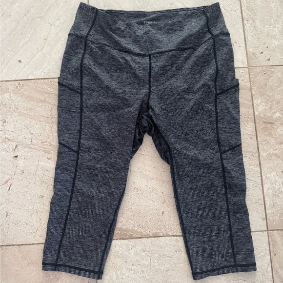 Torrid Gray Leggings Wide Waistband and Flatlock Seams pockets 7/8 crop SIZE 2 - Picture 1 of 4